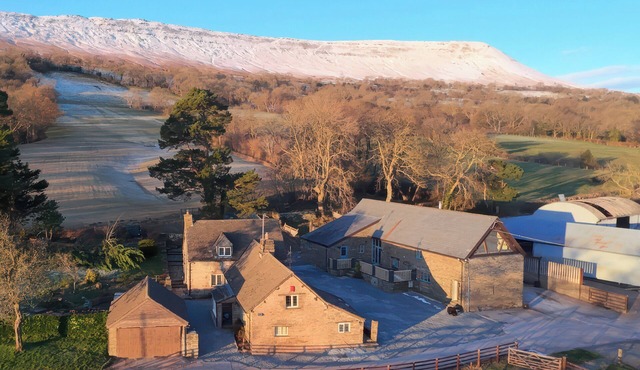 WHITE HAYWOOD BARN, pet friendly, with hot tub in Craswall
