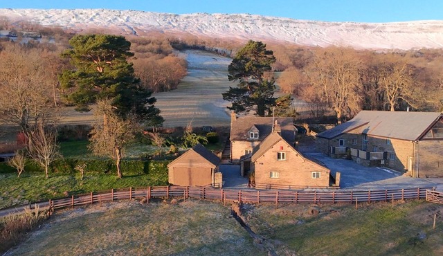 WHITE HAYWOOD FARMHOUSE & BARN, pet friendly in Craswall