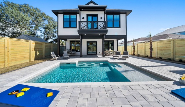 "White Heron" - Perfectly Located on the West End of Panama City Beach w/Private Pool + easy 5 minute walk to the Beach!