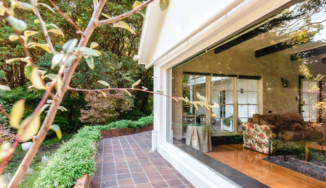 White Hill Cottage - An exceptional Cottage Holiday Home filled with bay views and endless charm!