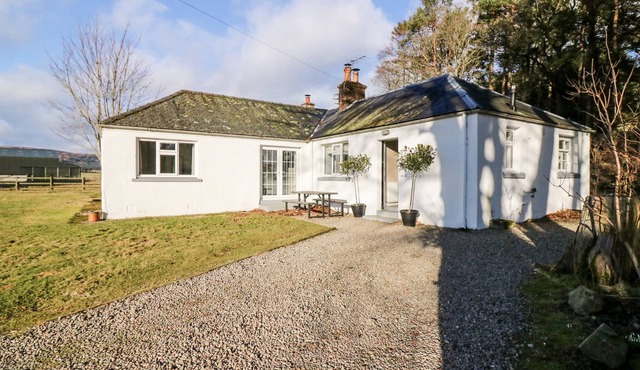 WHITE HILLOCKS COTTAGE, pet friendly, with open fire in Kirriemuir