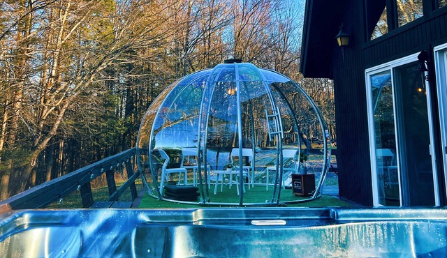 White Holiday Cozy Chalet W Hot Tub bubble room and pool