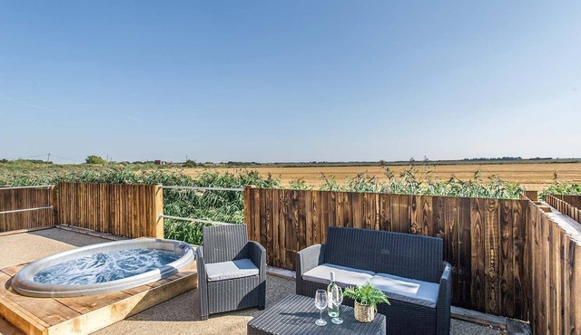 White Horse Lux Lincoln 31 - a lux lodge that sleeps 6 guests in 2 bedrooms