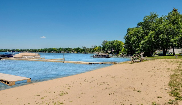 White House, Amazing Cottage, Lake Front, That Sleeps 34!