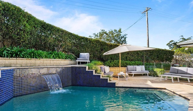 White House - by Coast Hosting