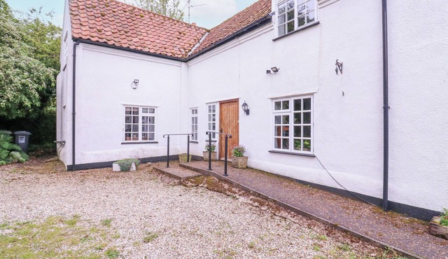 WHITE HOUSE COTTAGE, pet friendly, with open fire in Fakenham