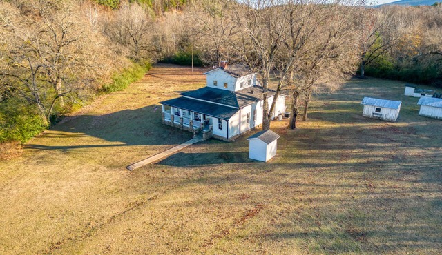 White House in Waveland Retreat - Unique, Private and Peacefuln