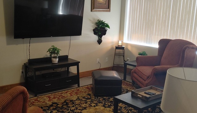 White House Lodge-Main Street Executive Apartment