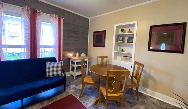 White House Lodge-Yellow Cottage on Main