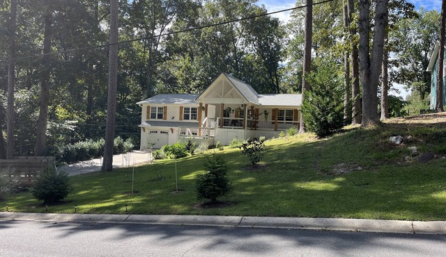 White House on a hillnPet f., close to wedding venues, Roswell, Milton & Canton.