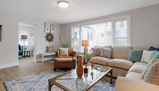 White House on Wisconsin-Carriage House |Renovated Colonial Revival |Steps to Main St |Parking for 2