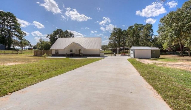 White House Retreat on White Rock Creek home on large acreage on the water
