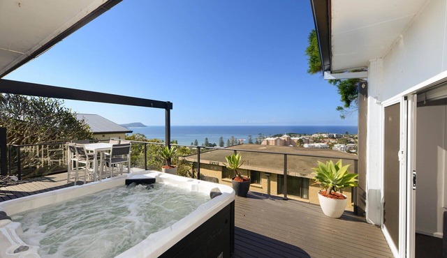 White House Terrigal LOCATION pool spa beach