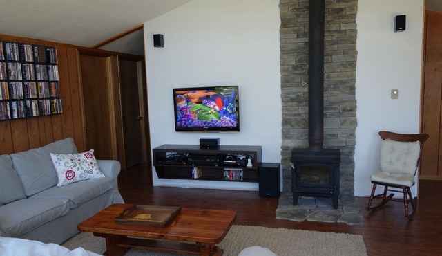 White Lake Cottage - Kawarthas waterfront cottage with large, private frontage