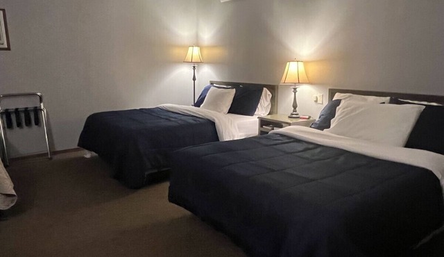 White Lake Lodge - 2 Queen - Room 5 - Sleeps 4