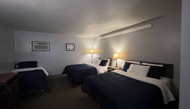 White Lake Lodge - Family Room - Room 6 - Sleeps 5