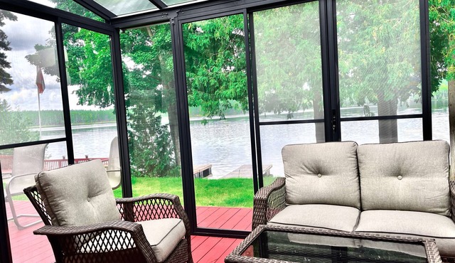 White Lake waterfront cottage with the hot tub, 85" TV