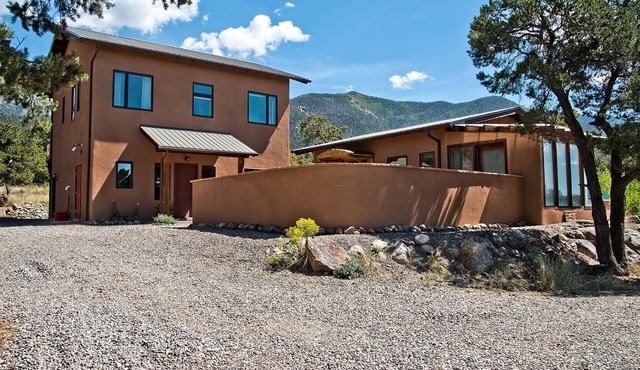 White Lotus House - 2 BR, 2.5 Bath Luxury Sanctuary in Crestone, Colorado