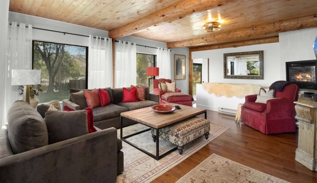 White Moon Ranch with Panorama River Views