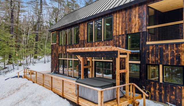 White Mountain Cabin w/Hot Tub Near Saco River