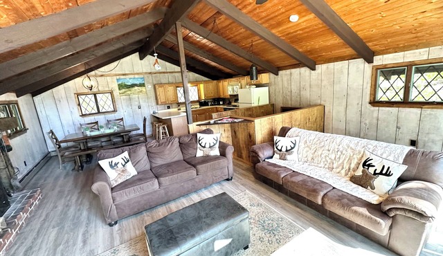 White Mountain Escape, Rustic Cabin in the Woods