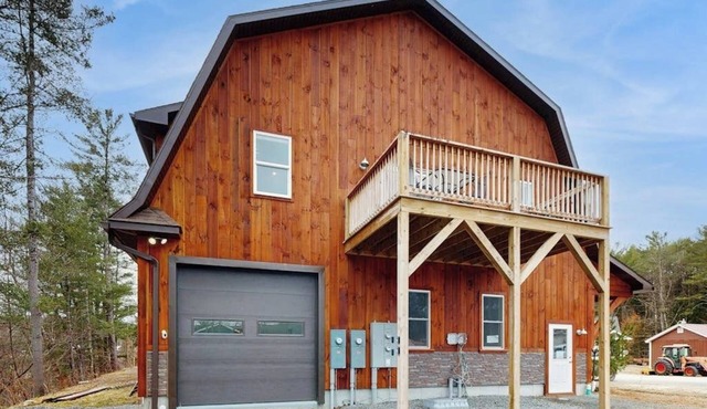 White Mountain peaceful retreat w/furnished deck, garage, gas grill & location