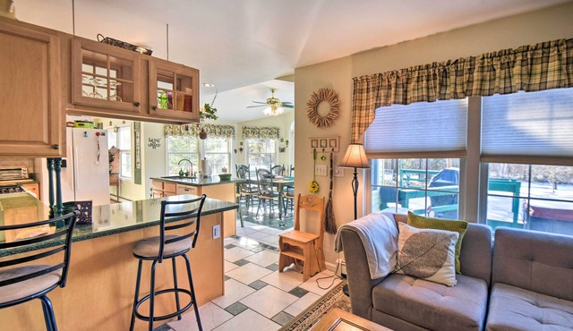 White Mountains Escape w/Hot Tub & Fire Pit!