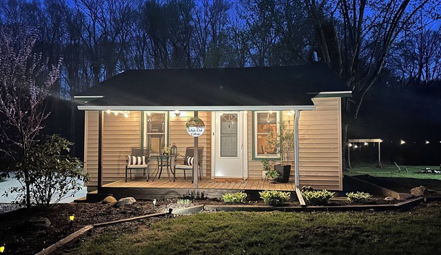 White Oak Cottage and Wi-Fi! Celebrate the holidays in our country cottage!