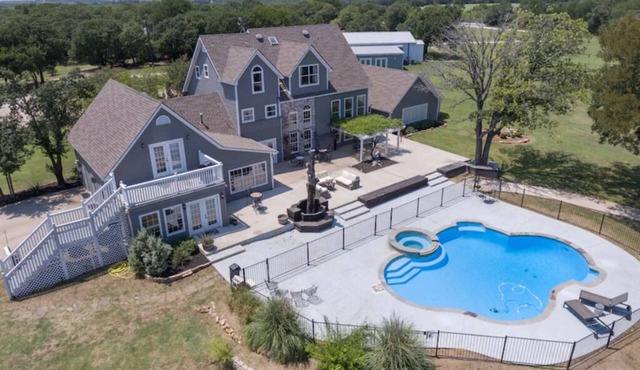 White Oak Lodge-Texas Sized Pool & 24 acre B&B
