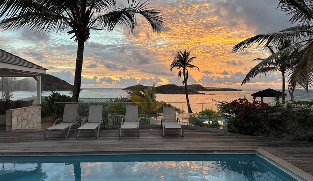 WHITE PEARL, A seafront Caribbean Jewel in front of Pinel Island