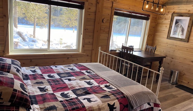 White Pine Acres Cozy couples cabin in lanark private on a large pond & pines