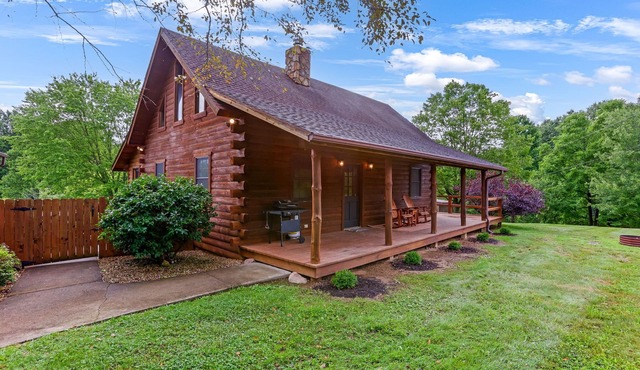 White Pine - Cozy Cabin with Relaxing Hot Tub!