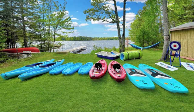White Pines Cabin: Ideal Location for Family, Fishing & Fun~Inc. 12 boats+motor!