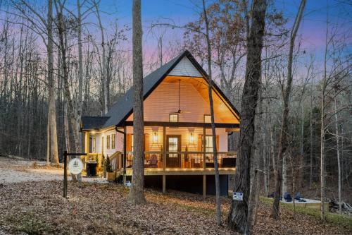White Pines Lodge- Wooded Retreat