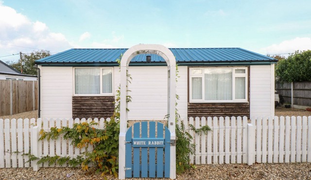 WHITE RABBIT, CROSS LANE, pet friendly in Eccles-On-Sea