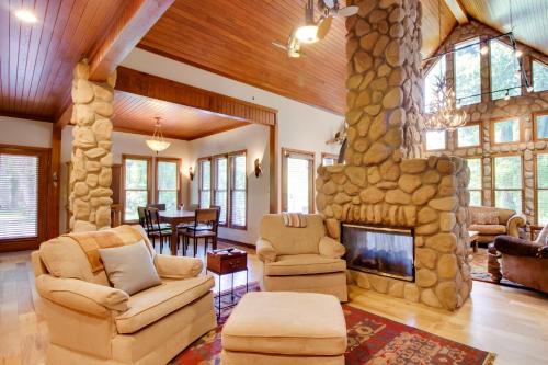 White River Access and Views Retreat in Gassville!