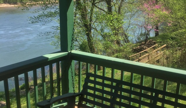 White River Bank Cabin!Eagle Watching, World Class Trout Fishing Off The Dock,