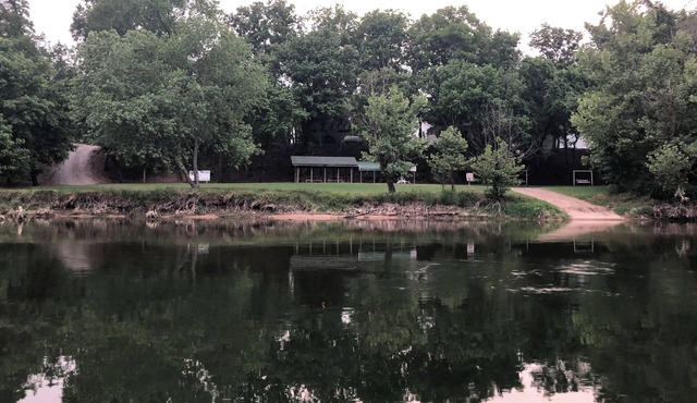 White River trout fishing/reunion getaway in Flippin AR w/boat ramp & game room