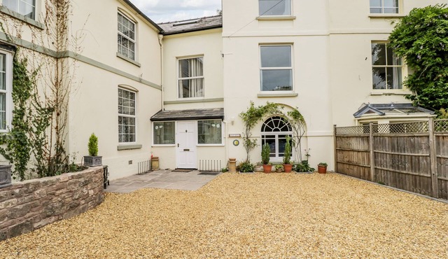 WHITE ROSES, pet friendly, character holiday cottage in Monmouth