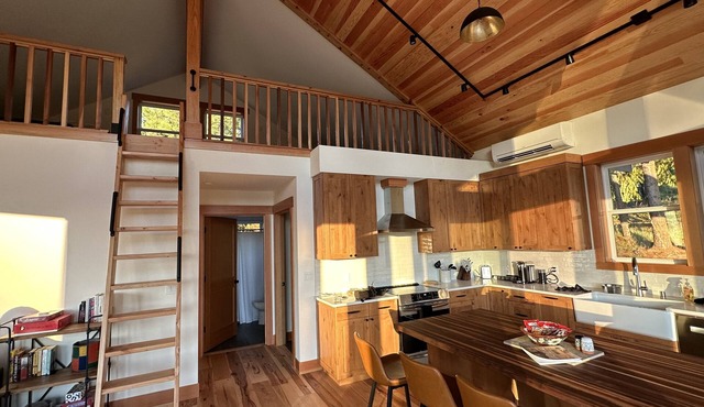 White Salmon Chalet. Close to everything in the Gorge in serene view setting