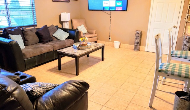 White Sands Oasis: "The Sleepy Oasis HQ, Pet Paradise, & Tealight Nights!"