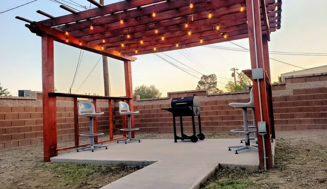 White Sands Retreat: Dreamy 3BR Ultimate Comfort & Backyard Bliss!n