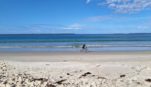 White Sandy Beach, Hot Spa, Fire pit, Outdoor living Area, Trampoline & more