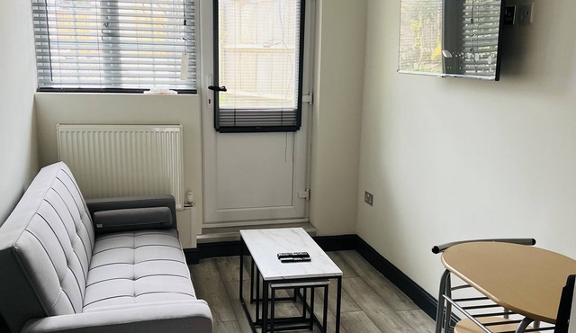 White Soft, Private En-suite Double Room, Garden and Free Parking