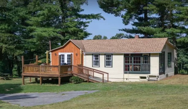 White Squirrel Farm | Cozy Cabin-Nature-Wildlife
