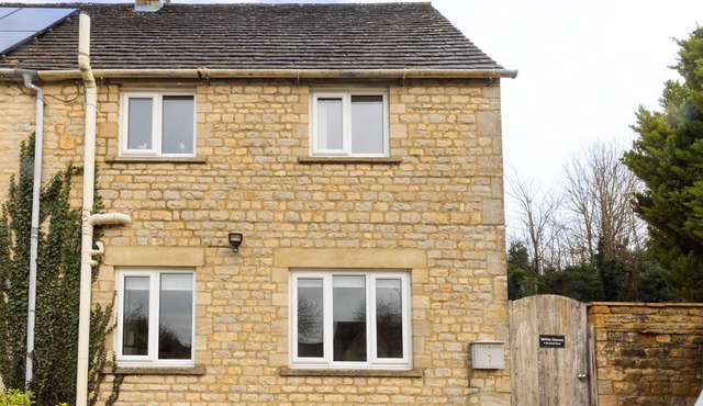 WHITE STONES, pet friendly, with open fire in Fulbrook