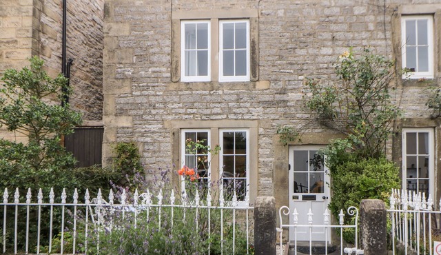 WHITE SWAN COTTAGE, pet friendly, with open fire in Youlgreave