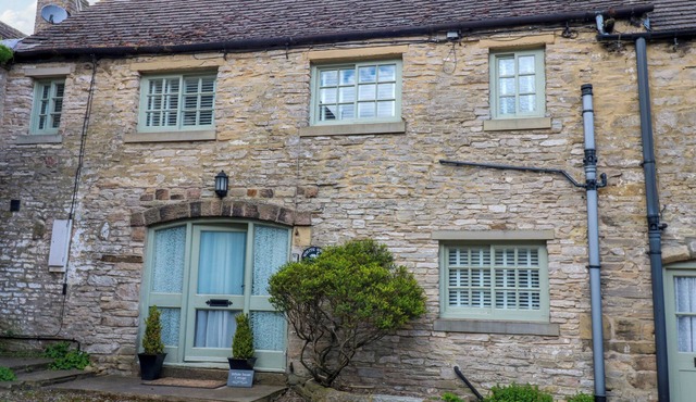 WHITE SWAN COTTAGE, pet friendly, luxury holiday cottage in Middleham