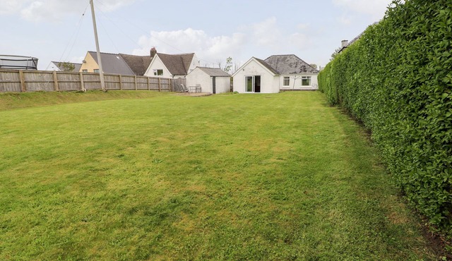 WHITE THORNS, pet friendly, with a garden in Haverfordwest