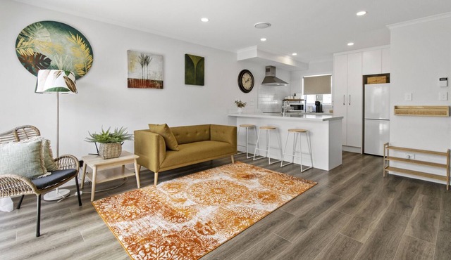 White Townhouse Central - Hamilton Holiday Townhouse